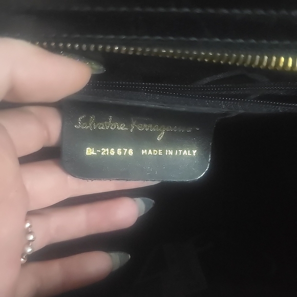 Salvatore Ferragamo Elegant Vera Bow Black & Gold Shoulder Bag (EUC)(COA)✨️🖤✨️ - Picture 13 of 16